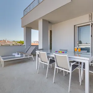 Kastelina Apartman